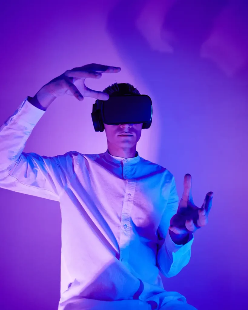 Meneer met een VR-bril en headset
